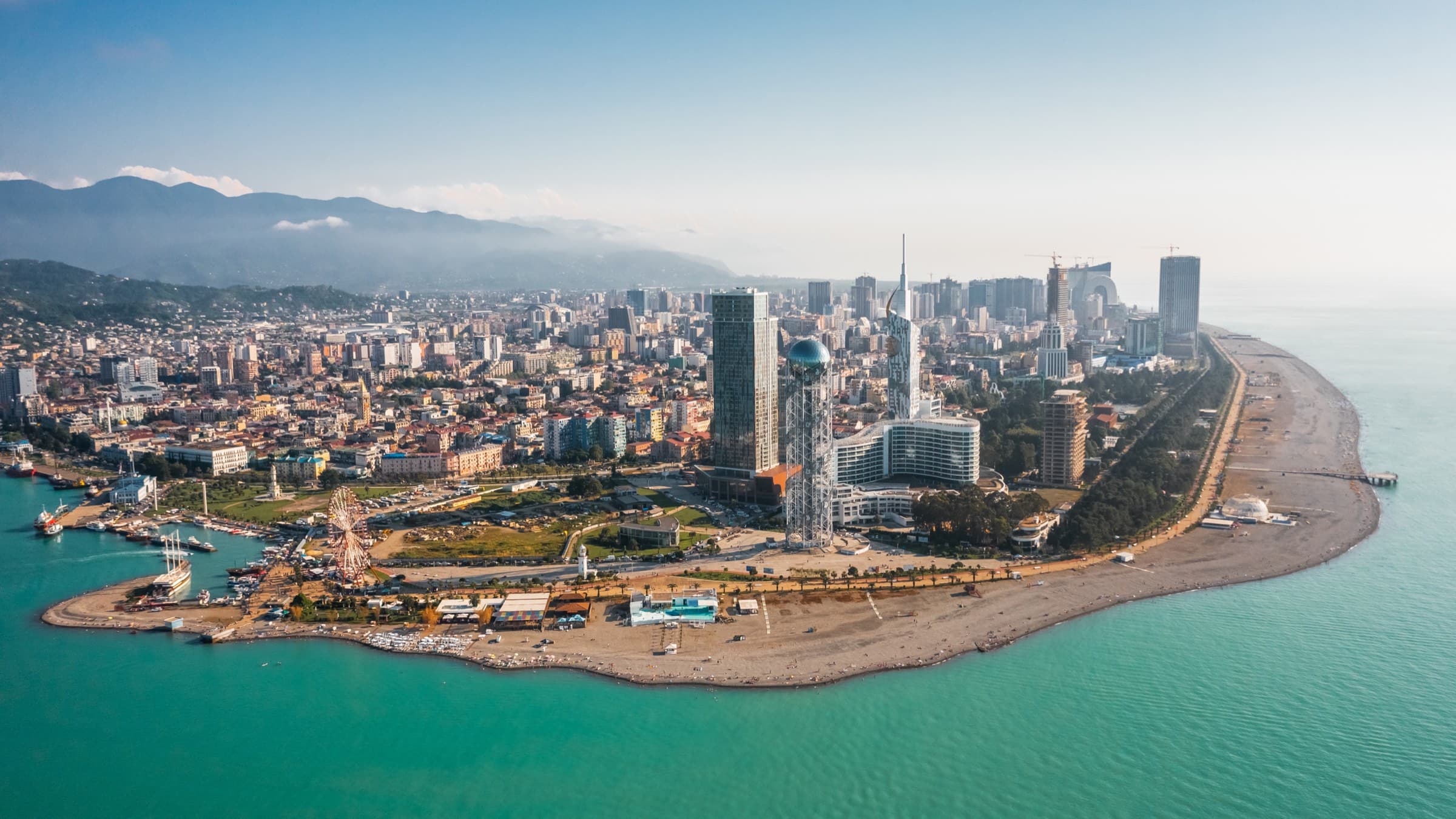 Vue aérienne de Batumi : la vieille ville, le boulevard et les tours du front de mer encore en chantier