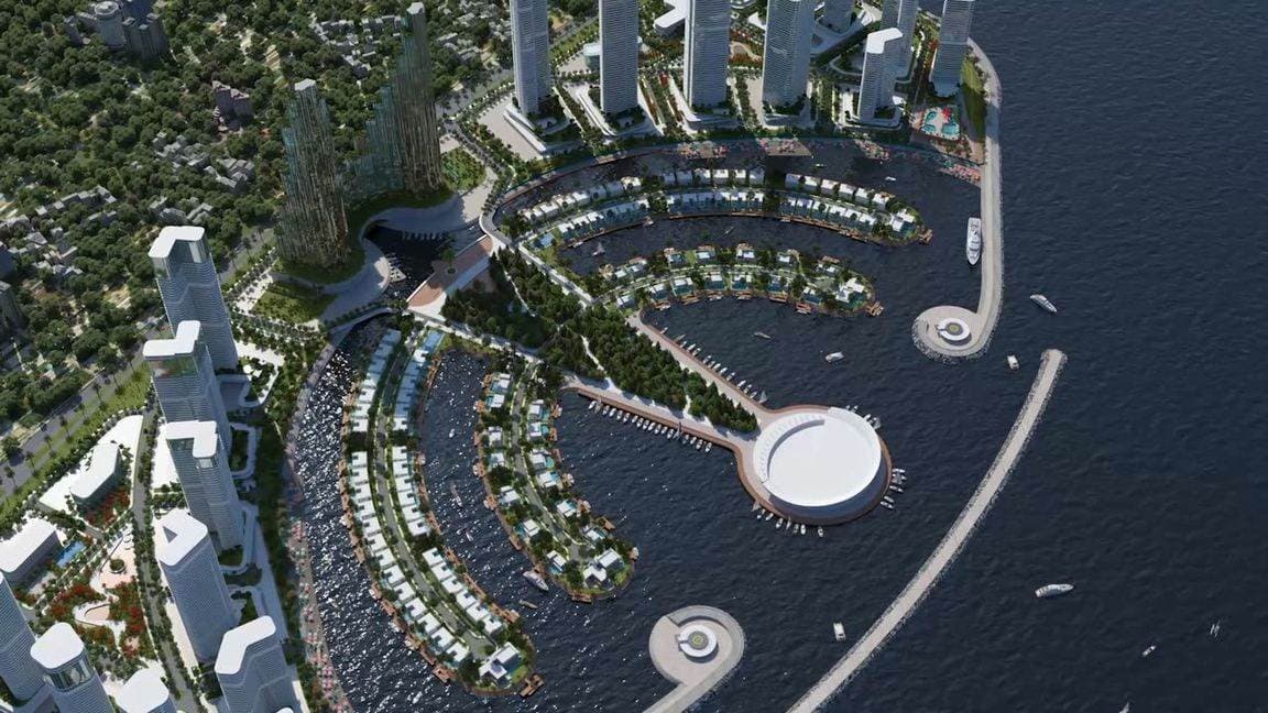 Vue aérienne du littoral de Batumi : la plage, les parasols et la mer Noire